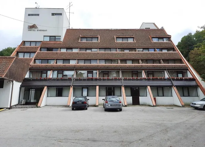 еверест Етрополе